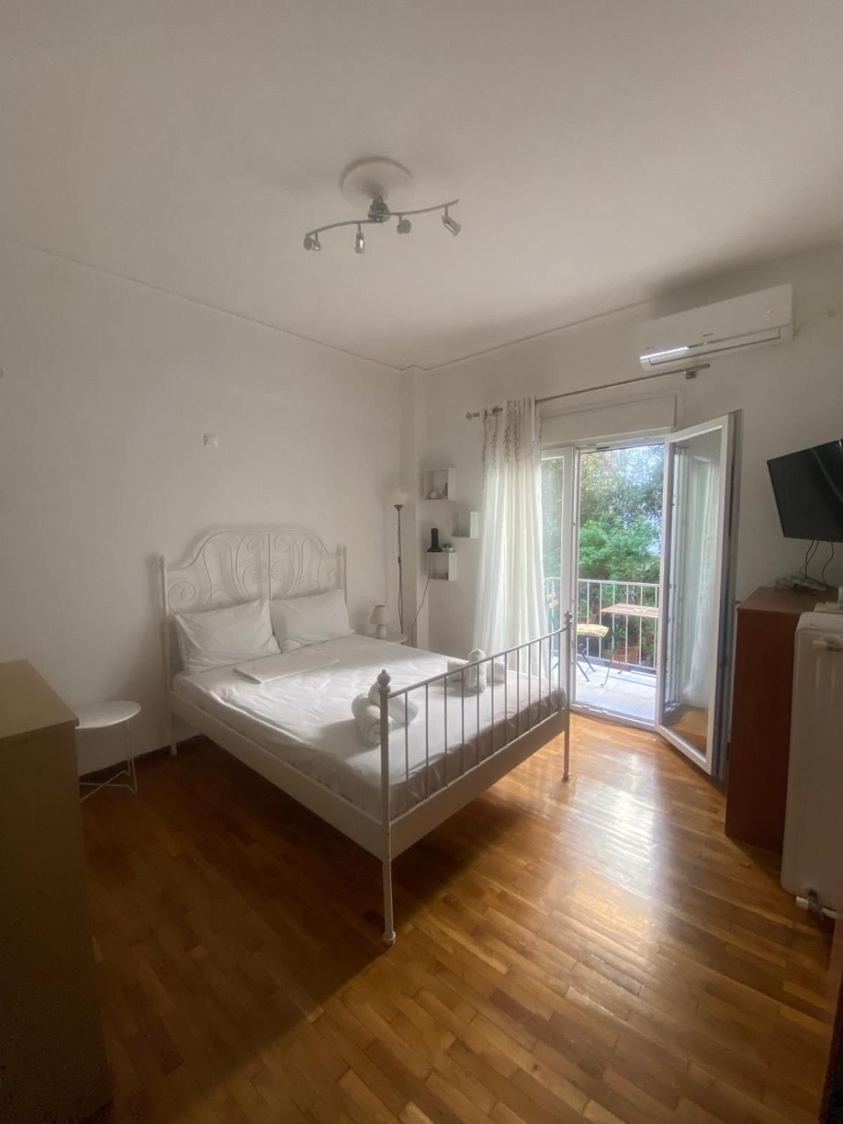 Modern, Ideally Located Apartment Athens